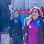 La alcaldesa de Barcelona, Ada Colau, habla ante el monumento de los republicanos en Mauthausen.