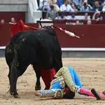 GRAF4100. MADRID, 15/05/2022.- El diestro Ginés Marín sufre un revolcón con su primero de la tarde durante la corrida de la Feria de San Isidro hoy en la plaza de Lasa Ventas, en Madrid. EFE/Fernando Villar