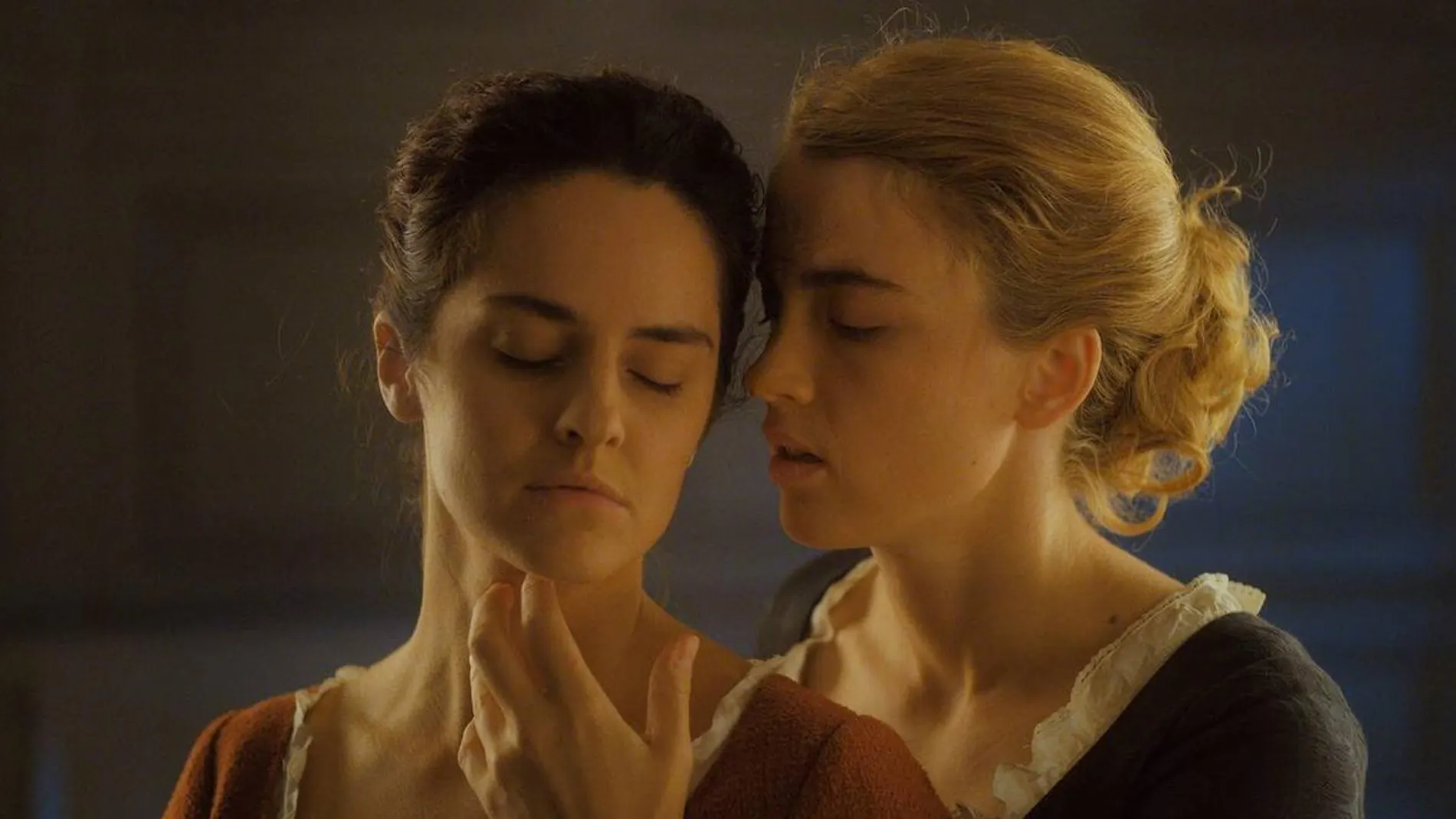 La intérprete Adèle Haenel (dcha.) en «Retrato de una mujer en llamas», película por la que estuvo nominada al César francés