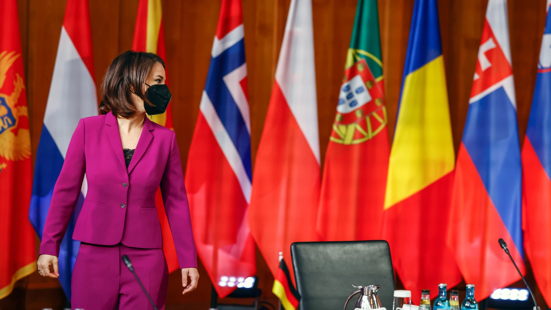 La ministra de Exteriores alemana a su llegada a la cumbre informal de la OTAN en Berlín