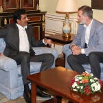 El rey de España Felipe VI (d) durante su audiencia con el jeque Tamim bin Hamad Al Thani, emir de Catar (i), este lunes en el Palacio Real del Pardo en Madrid