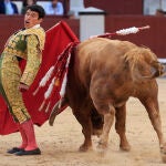 El novillero mexicano Isaac Fonseca da un pase por la espalda