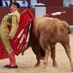 El novillero mexicano Isaac Fonseca da un pase por la espalda