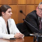 El abogado defensor (d) de la joven a la que se juzga desde este lunes en la Audiencia Provincial de Murcia acusada de asesinar al bebé que acababa de alumbrar en el domicilio familiar (i), en Yecla