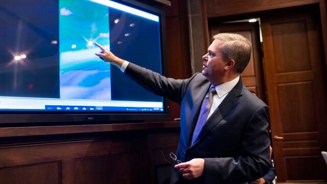 El subdirector de inteligencia naval, Scott Bray, reproduce un video de un 'fenómeno aéreo no identificado'