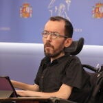 El portavoz de Unidas Podemos en el Congreso, Pablo Echenique, responde a los medios en una rueda de prensa previa a una Junta de Portavoces en el Congreso