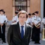 El alcalde de Madrid, José Luis Martínez-Almeida, a su llegada al acto para entregar al emir de Catar la Llave de Oro de la Villa, a 17 de mayo de 2022, en Madrid (España). La entrega de la llave de la ciudad se produce con motivo de la visita de dos días del emir a España. Durante hoy y el 18 de mayo, el emir participará en diversos actos institucionales para tratar cuestiones de marcado carácter económico. Esta será su primera visita oficial desde que en 2013 sucedió a su padre tras su abdicación.