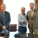 Los presidentes de la Fundación Caja Rural del Sur y Freshuelva, José Luis García-Palacios Álvarez y Alberto Garrocho, respectivamente, han firmado el convenio de colaboración