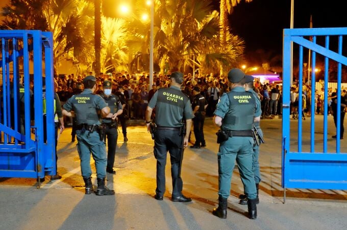 Varios guardias civiles, poco antes de reabrir la frontera de Melilla