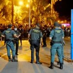Varios guardias civiles, poco antes de reabrir la frontera de Melilla