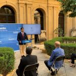 El consejero de Fomento e Infraestructuras, José Ramón Díez de Revenga, y el nieto del inventor del autogiro, Fernando de la Cierva, tras la presentación de la identidad corporativa del Aeropuerto Internacional de la Región de Murcia-Juan de la Cierva.