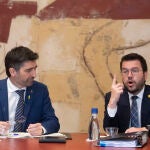 El presidente de la Generalitat, Pere Aragonès junto al vicepresidente del Govern, Jordi Puigneró durante la reunión semanal del Govern