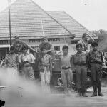 Soldados holandeses y presos indonesios en 1947
