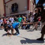 El municipio soriano de Almazán ha recuperado este martes, en la festividad de San Pascual Bailón, su fiesta de los zarrones, una tradición declarada de Interés Turístico Regional