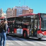 Imagen de un autobús de la EMT de València en el centro de la ciudad.