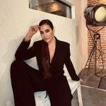 Vicky Martín Berrocal con traje y zapatillas.