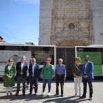 La Asociación Española Contra el Cáncer informa en Valladolid de sus servicios gratuitos en un bus de la línea 2 de Auvasa. En la imagen, presentación de la acción con Artemio Domínguez, presidente de la AECC en Valladolid, y del concejal Luis Vélez, entre otros