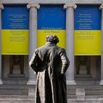 Las lonas instaladas en las dos puertas monumentales de Velázquez y Goya que custodian una de las entradas del Museo Nacional del Prado