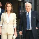 El premio Nobel de Literatura, Mario Vargas Llosa, e Isabel Preysler posan a su llegada al Teatro Real, a 18 de mayo de 2022, en Madrid (España).