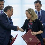 En la primera fila, el ministro de Finanzas y Economía del Estado de Qatar, Sheikh Ali bin Ahmed Al Kuwari (i) y la vicepresidenta primera del Gobierno y ministra de Asuntos Económicos y Transformación Digital, Nadia Calviño (d) y en la segunda fila, el Emir de Qatar, Tamim bin Hamad Al Thani (i) y el presidente del Gobierno, Pedro Sánchez (d), durante la firma de acuerdos en el Complejo de La Moncloa, a 18 de mayo de 2022, en Madrid (España). La visita del emir de Qatar a España ha originado la firma de hasta doce acuerdos, incluidos ocho memorandos de entendimiento a nivel bilateral en distintos ámbitos, incluido el económico y comercial, y tres con la Cámara de Comercio de Madrid, la Cámara de Comercio de España y la CEOE. El Gobierno confía en que la visita de Estado del emir de Qatar aumente las inversiones del país en España y garantice a futuro un mayo suministro de gas natural. Qatar se trata del segundo exportador de gas natural licuado a nivel mundial. 18 MAYO