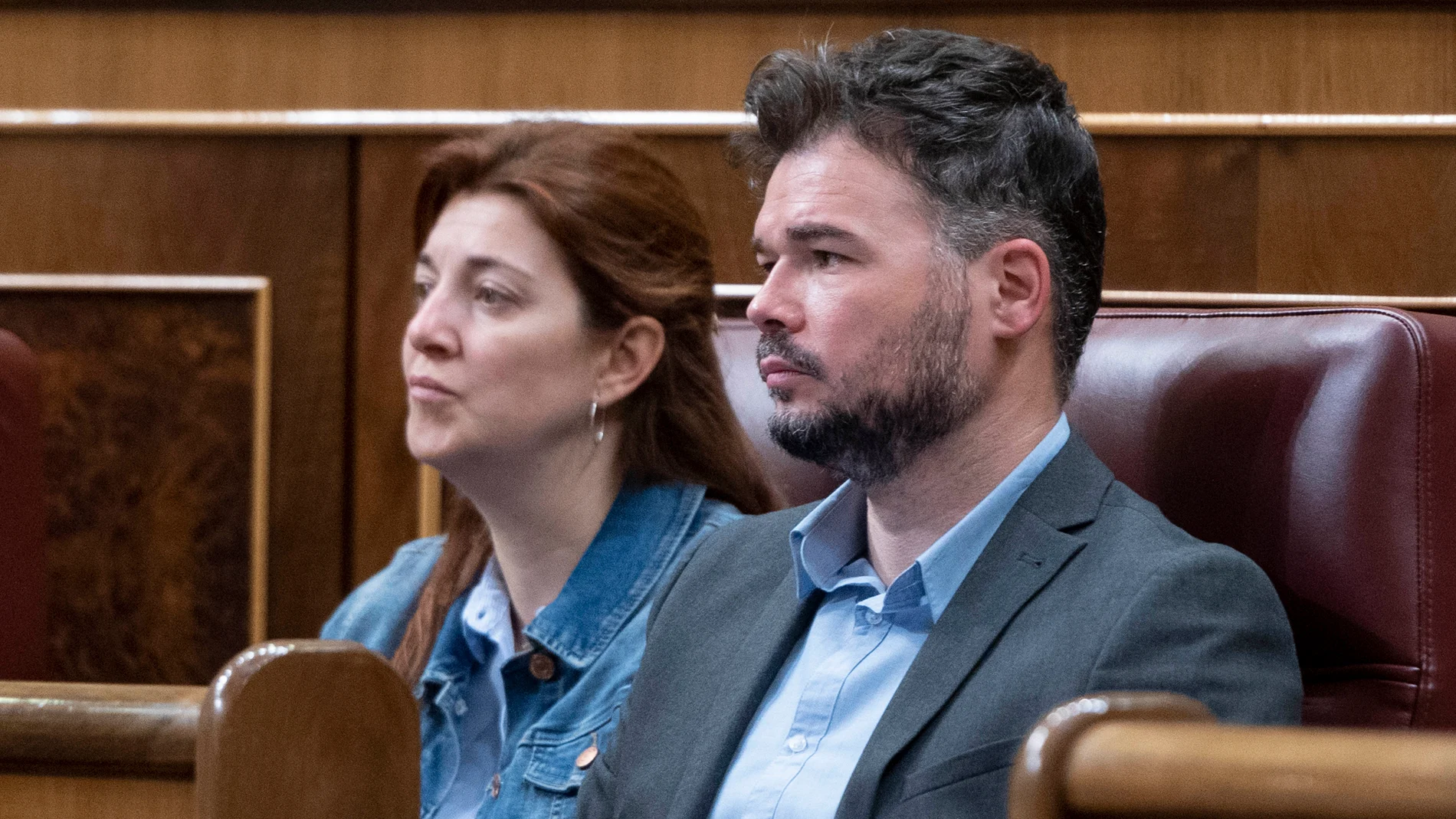 El portavoz de Esquerra Republicana (ERC) en el Congreso, Gabriel Rufián, junto a Carolina Telechea
