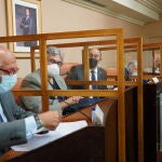 Miguel Ángel de Vicente presidiendo el Gil de Biedma junto a Juan Manuel de Prada