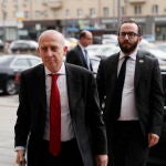 El embajador italiano en Rusia, Giorgio Starace (izq.), llega al Ministerio de Asuntos Exteriores ruso en Moscú, Rusia