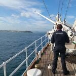 Artillero frente al cañón de babor de Elcano.