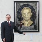 El ex canciller alemán Gerhard Schroeder posa delante de un cuadro del artista alemán Joerg Immendorff en la cancillería de Berlín el martes 10 de julio de 2007