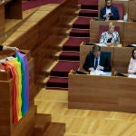 La portavoz del grupo de Compromís, Papi Robles, durante su intervención en el pleno de Les Corts Valencianes