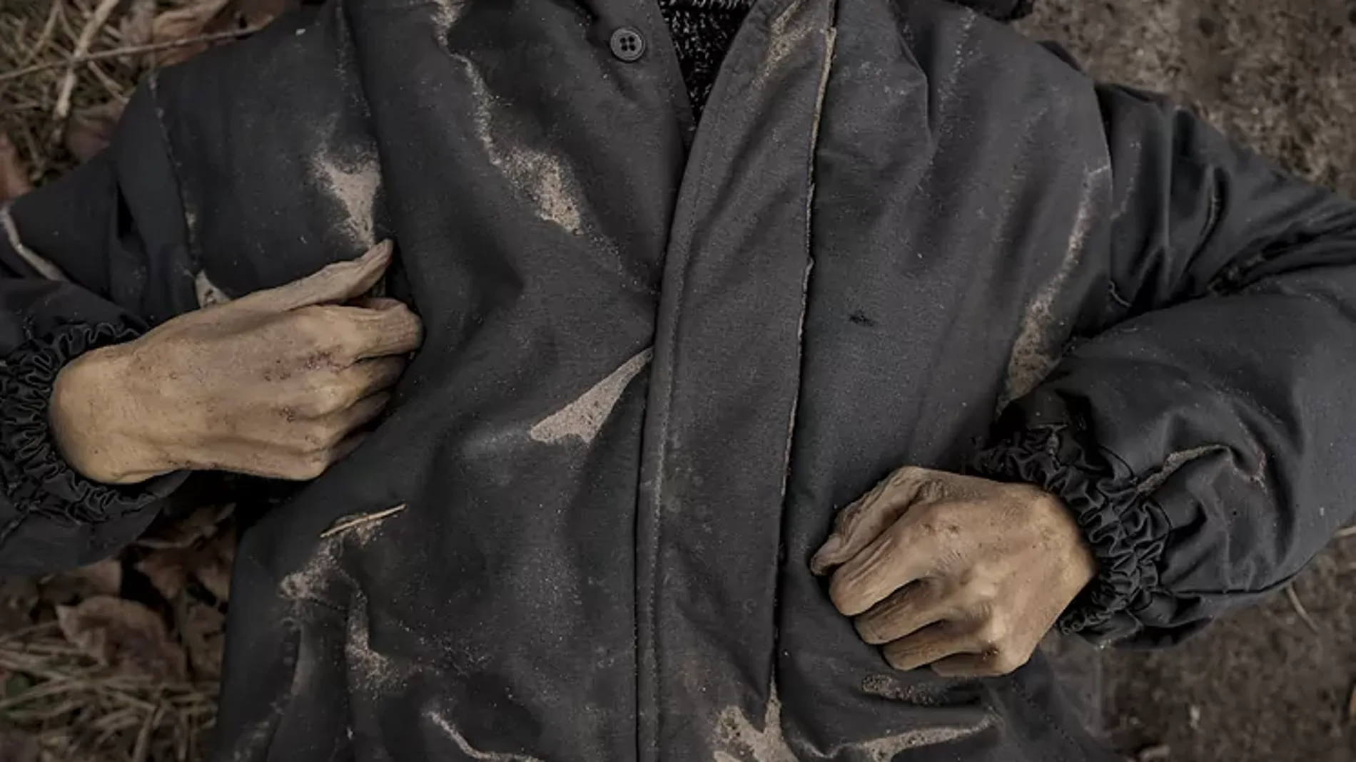 El cadáver de un hombre ejecutado en Bucha