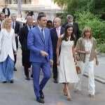 La reina Letizia (c), y el presidente del Gobierno, Pedro Sánchez, llegan a la sesión de apertura de la conferencia organizada por la Fundación Mujeres por África bajo el título "Los puentes de las Mujeres. Propuestas desde el Sur para el cambio global", celebrada este jueves en Madrid. EFE