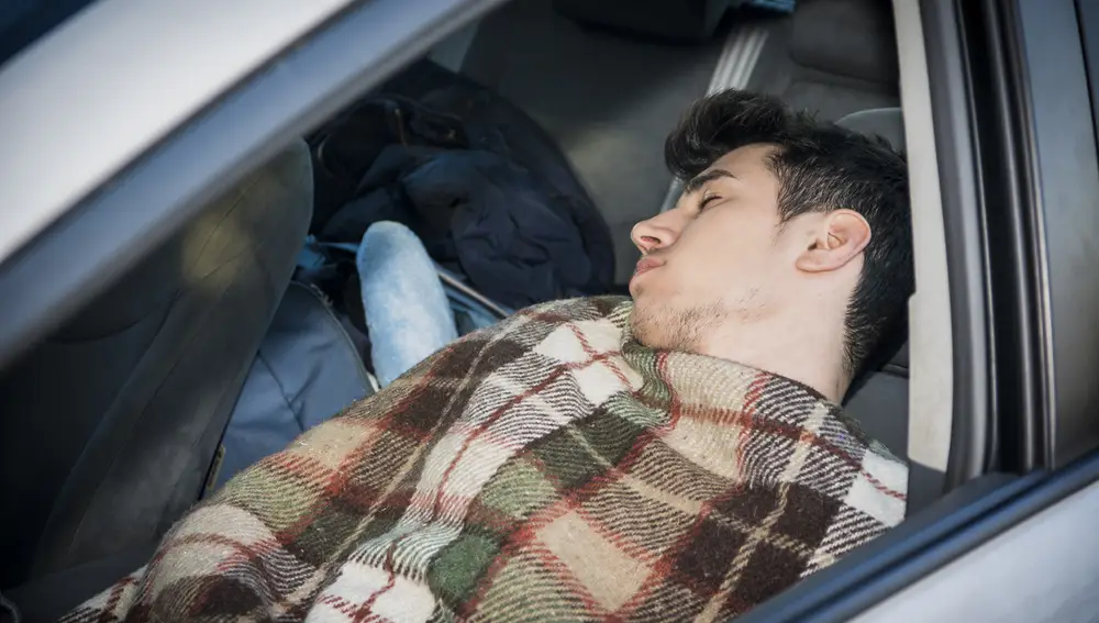 Dormir en el coche puede ser una opción razonable para los más aventureros y para los más resistentes | Fuente: Dreamstime