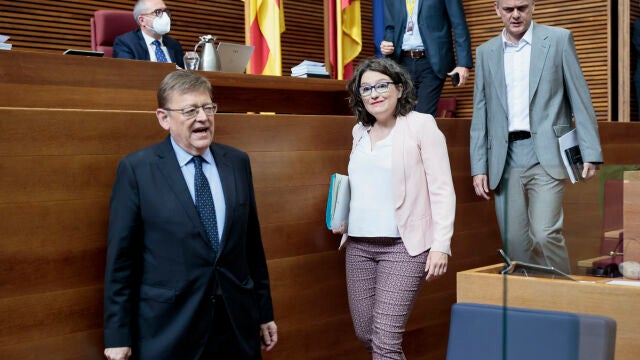 El presidente de la Generalitat, Ximo Puig, la vicepresidenta, Mónica Oltra, y el vicepresidente segundo, Héctor Illueca (d), a su llegadaal pleno de Les Corts Valencianes donde el jefe del Consell explica este jueves las expectativas y previsiones de su acción de gobierno en el año que resta de legislatura