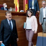 El presidente de la Generalitat, Ximo Puig, la vicepresidenta, Mónica Oltra, y el vicepresidente segundo, Héctor Illueca (d), a su llegadaal pleno de Les Corts Valencianes donde el jefe del Consell explica este jueves las expectativas y previsiones de su acción de gobierno en el año que resta de legislatura