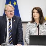 La ministra de Exteriores sueca, Ann Linde, y el ministro de Defensa, Peter Hultqvist