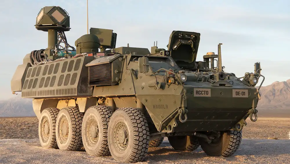 El sistema láser DE M-SHORAD en un vehículo de combate Stryker.