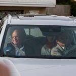 El Rey Juan Carlos y la Infanta Elena, en el coche, junto a Pedro Campos . EFE/Lavandeira Jr.