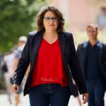 a vicepresidenta y portavoz del Consell, Mónica Oltra, a su llegada a la rueda de prensa ofrecida tras la primera sesión plenaria celebrada por el Gobierno de la Generalitat
