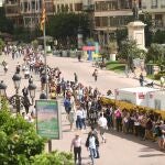 La cola que parte del centro de la plaza, llega hasta la calle María Cristina