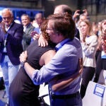 La presidenta de la Comunidad de Madrid, Isabel Díaz Ayuso saluda al alcalde de Madrid, José Luis Martínez Almeida