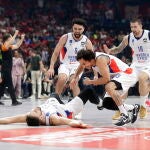 Vasilije Micic es felicitado por su compañero Larkin tras anotar la canasta decisiva en la victoria del Anadolu Efes ante el Olympiacos en la semifinal de la Euroliga
