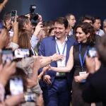 El presidente del PP de Castilla y León, Alfonso Fernández Mañueco, a su llegada al Congreso del PP de Madrid junto a Isabel Díaz Ayuso