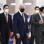 El presidente de EE.UU., Joe Biden, en el centro, el presidente de Corea del Sur, Yoon Suk-youl, a la derecha, y el vicepresidente de Samsung Electronics Co. Lee Jae-yong, segundo a la izquierda