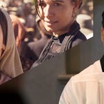 Stephanie Gil (izda.), una de las protagonistas de "Fátima" y Mark Wahlberg, en "El milagro del padre Stu"