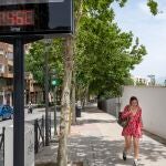 La ola de calor se siente con intensidad en el sur. En la imagen, una joven en Jaén, donde el termómetro marca 46 grados