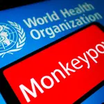 La palabra Monkeypox (viruela del mono) en una pantalla junto al logo de la OMS