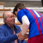 PONTEVEDRA, 21/05/2022.- El rey emérito Juan Carlos I conversa con su nieto Pablo Urdangarín, tras el partido de balonmano disputado entre el Barça B y el Club Cisne Balommano, este sábado en el pabellón municipal de Pontevedra. EFE/Salvador Sas
