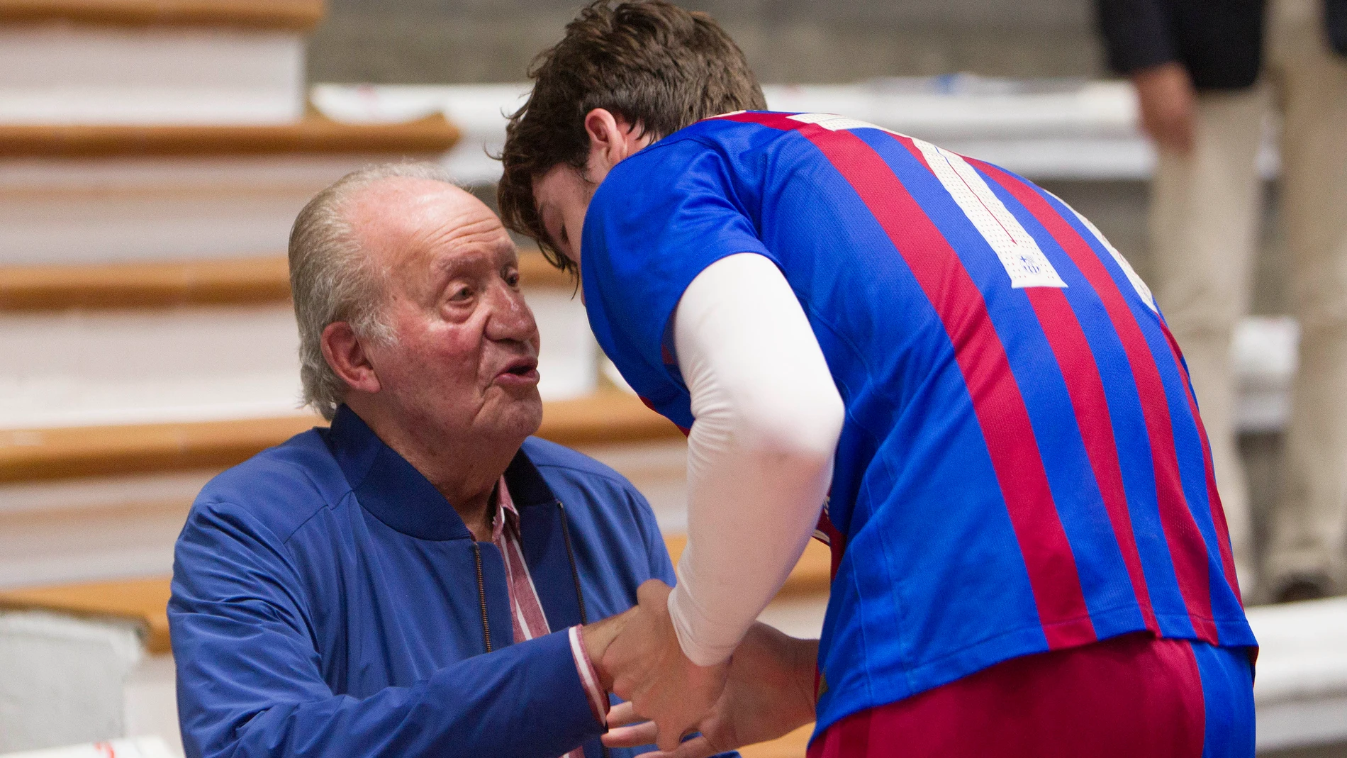 PONTEVEDRA, 21/05/2022.- El rey emérito Juan Carlos I conversa con su nieto Pablo Urdangarín, tras el partido de balonmano disputado entre el Barça B y el Club Cisne Balommano, este sábado en el pabellón municipal de Pontevedra. EFE/Salvador Sas