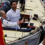 -FOTODELDÍA- SANXENXO (PONTEVEDRA), 21/05/2022.- El rey emérito Juan Carlos I (i) a bordo del "Bribón" para competir en el trofeo InterRías de la clase 6m, este sábado en el Real Club Náutico de Sanxenxo (RCNS). La salida de la segunda jornada de regatas del Trofeo Viajes InterRías, en el que participa el rey emérito con su barco "Bribon 500", ha quedado aplazada este sábado de manera indefinida como consecuencia de las condiciones meteorológicas, ha informado el Real Club Náutico de Sanxenxo. EFE/Lavandeira Jr.